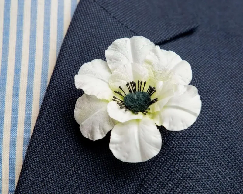 Boutonnière Anemone Weiß, Titelbild der Themenwelt Boutonnières für Black Tie und White Tie