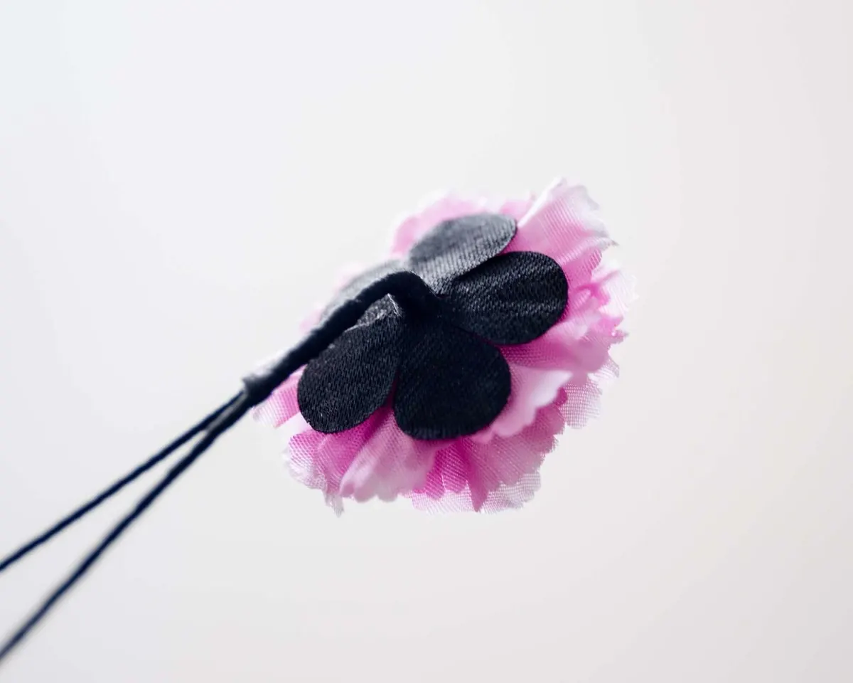 Boutonnière carnation magenta a small (Caryophyllaceae) - view 3
