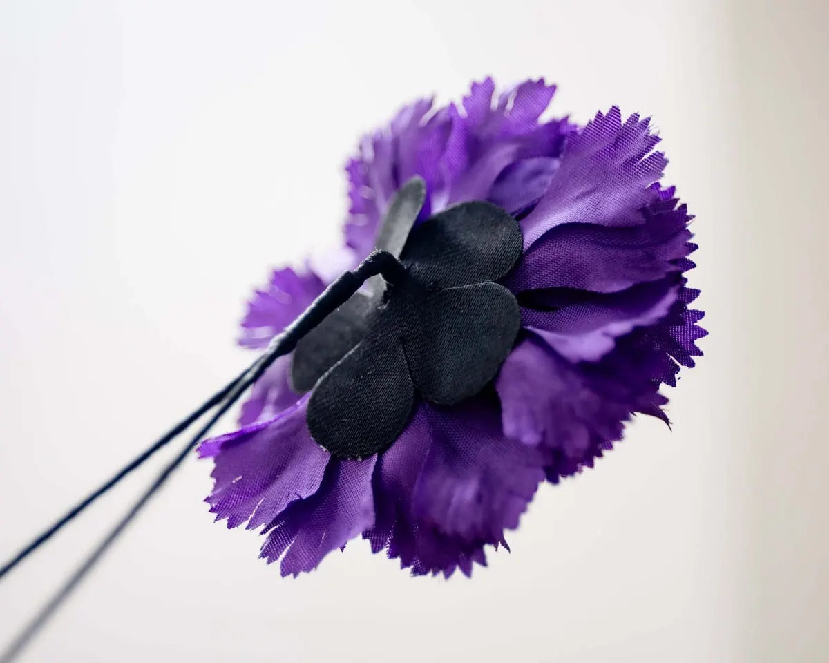 Boutonnière carnation purple b medium (Caryophyllaceae) - view 3