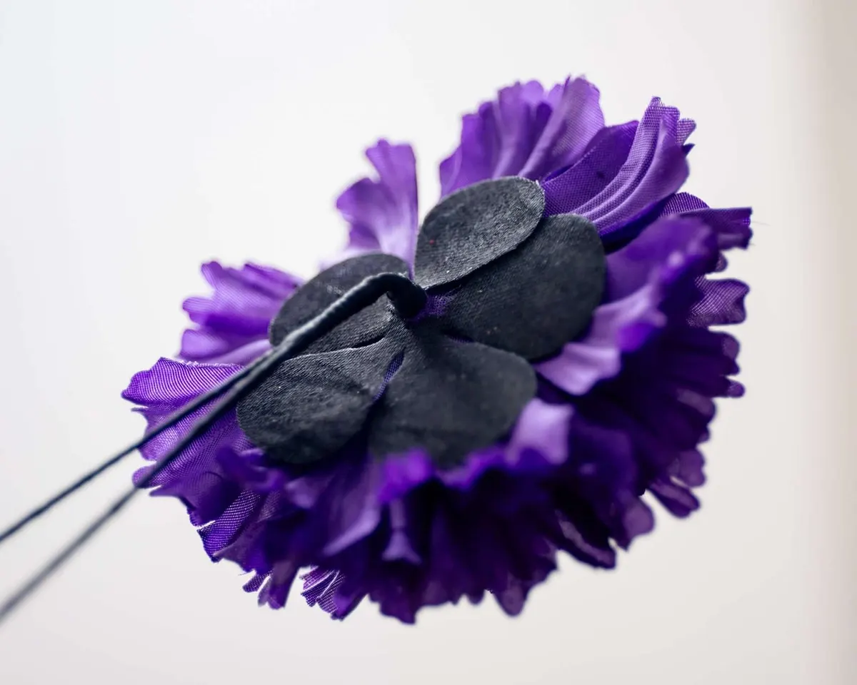 Boutonnière carnation purple c large (Caryophyllaceae) - view 3