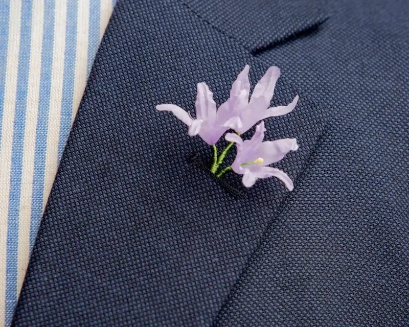 Boutonnière Almrausch 3er, Titelbild der Themenwelt Bouquets für das Revers