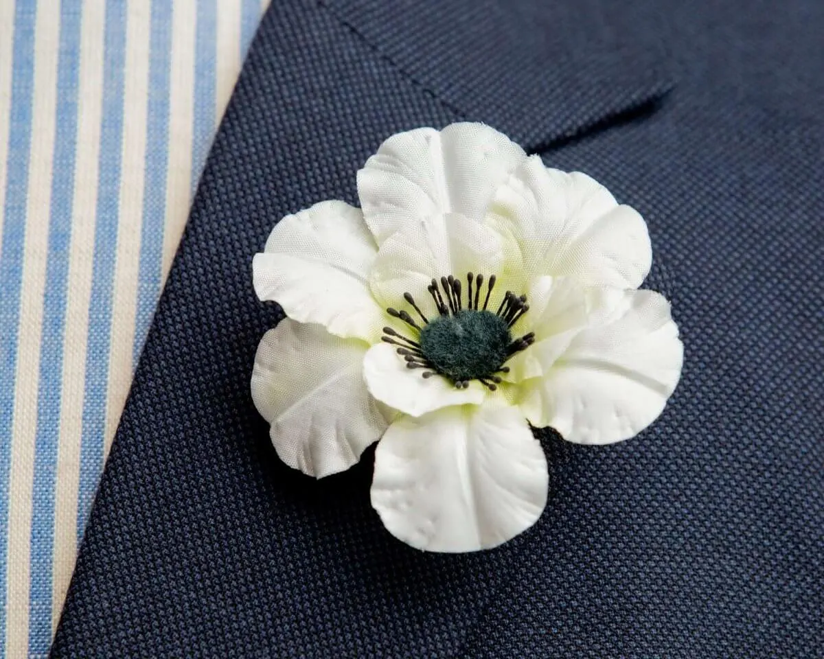 Boutonnière anemone white (Anemone)