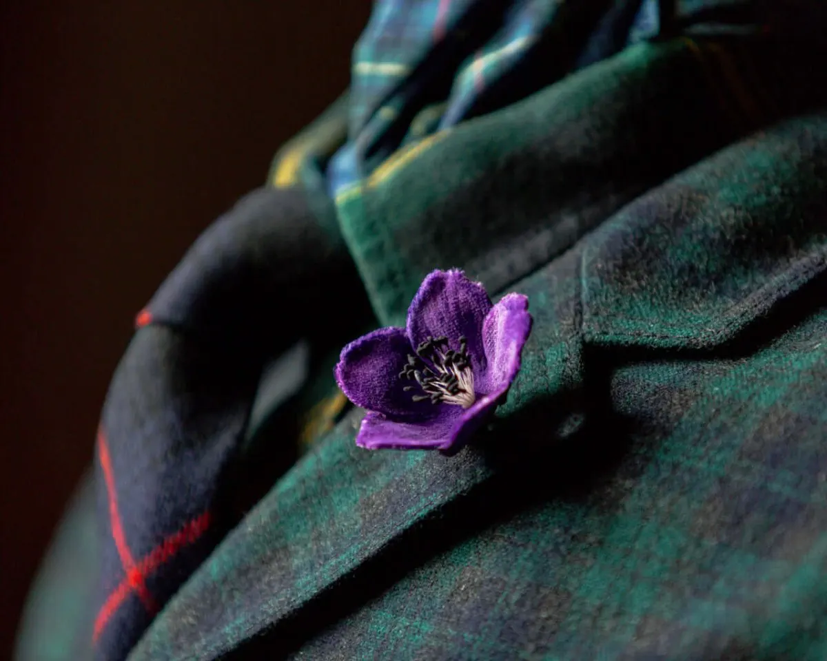 Boutonnière christmas rose violet (Helleborus niger) - view 4