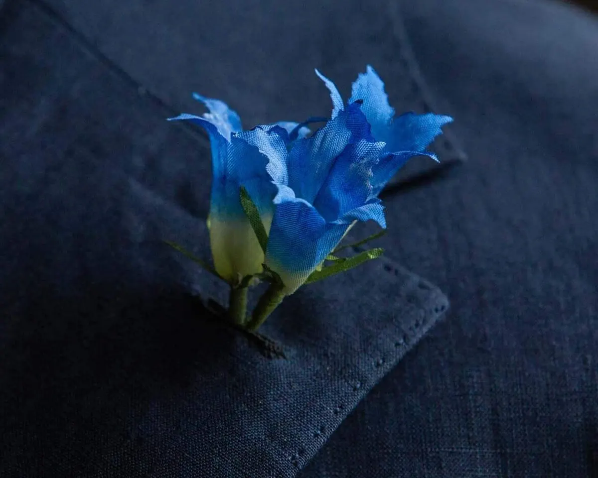 Boutonnière gentian triple (Gentianaceae) - view 4