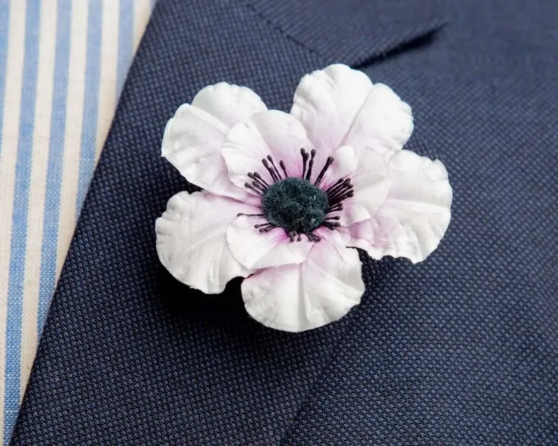 Boutonnière Anemone Blasslila, Titelbild der Themenwelt Boutonnière exotisch