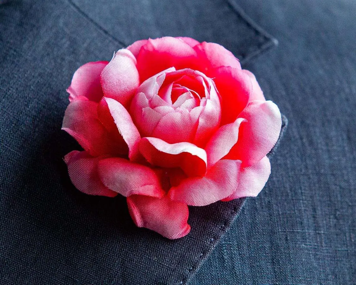 Boutonnière camellia magenta (Camellia) - view 8