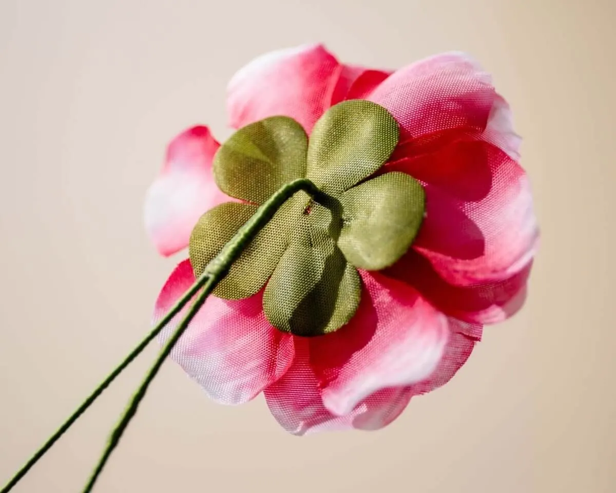 Boutonnière camellia magenta (Camellia) - view 3