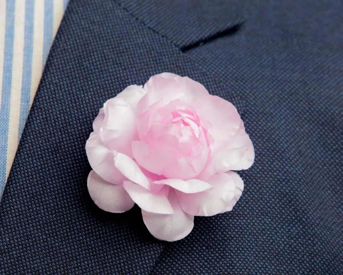 Boutonnière Kamelie Rosa (Camellia roseum)