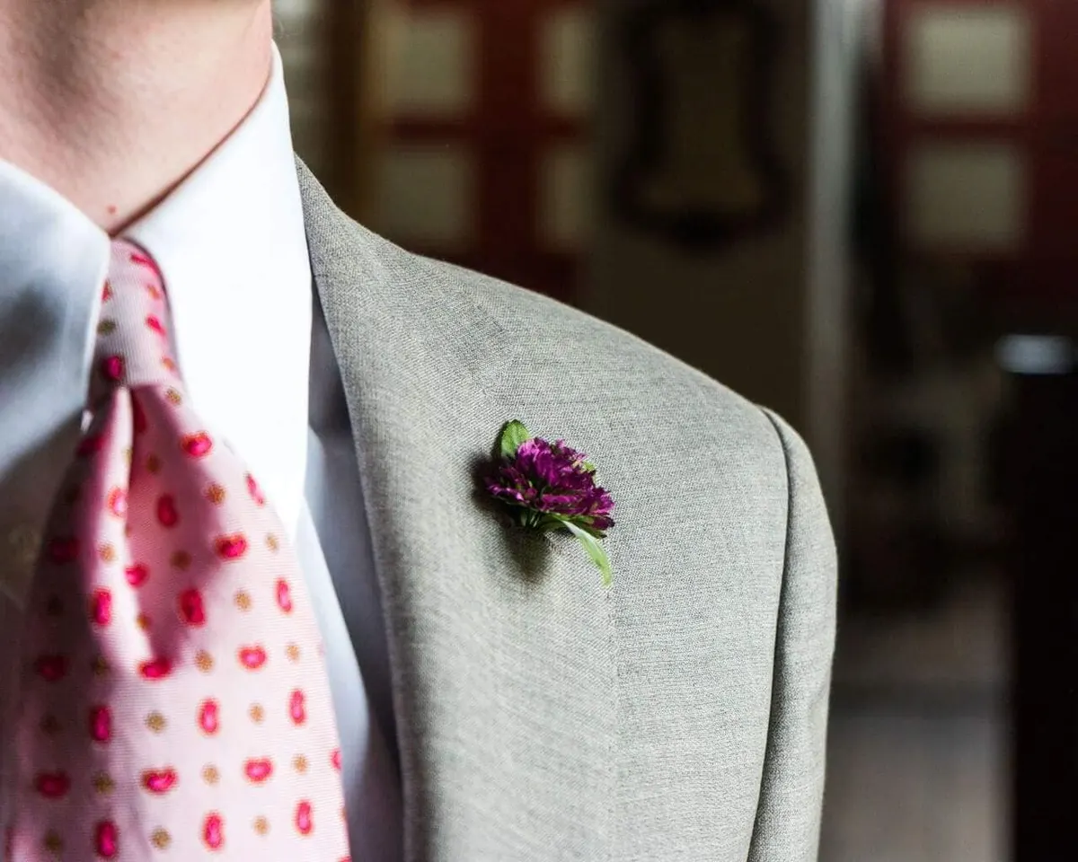 Boutonnière Clover Dark Red Triple (Trifolium) - view 5