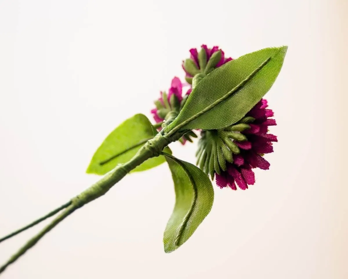 Boutonnière Clover Dark Red Triple (Trifolium) - view 3