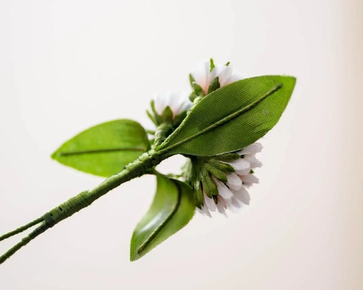 Boutonnière Clover White Triple (Trifolium) - view 3