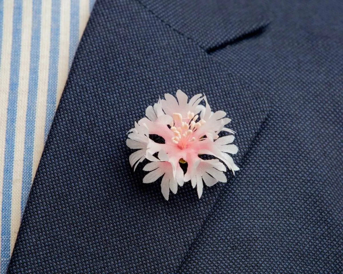 Boutonnière cornflower pink (Cyanus segetum)