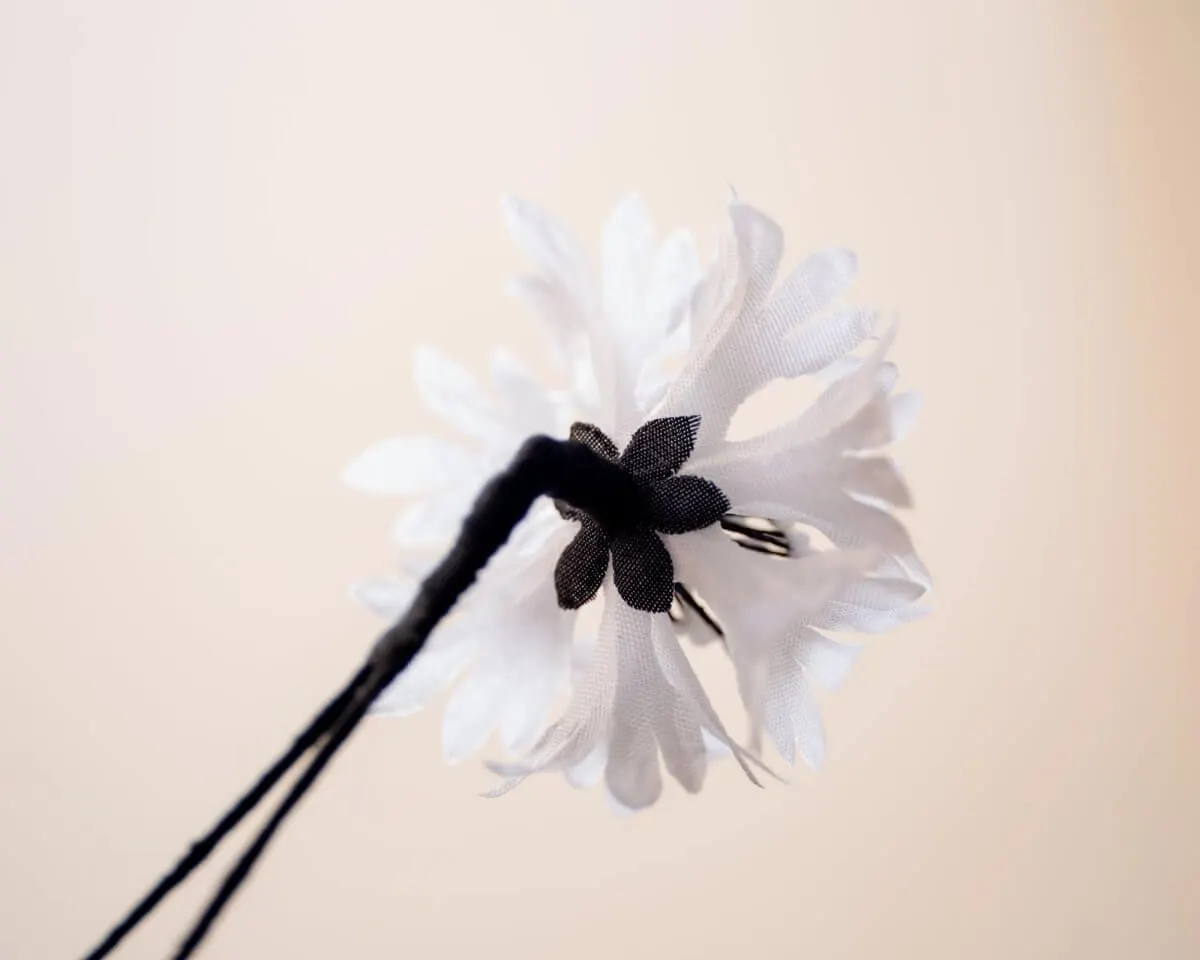 Boutonnière cornflower white-magenta (Cyanus segetum) - view 3