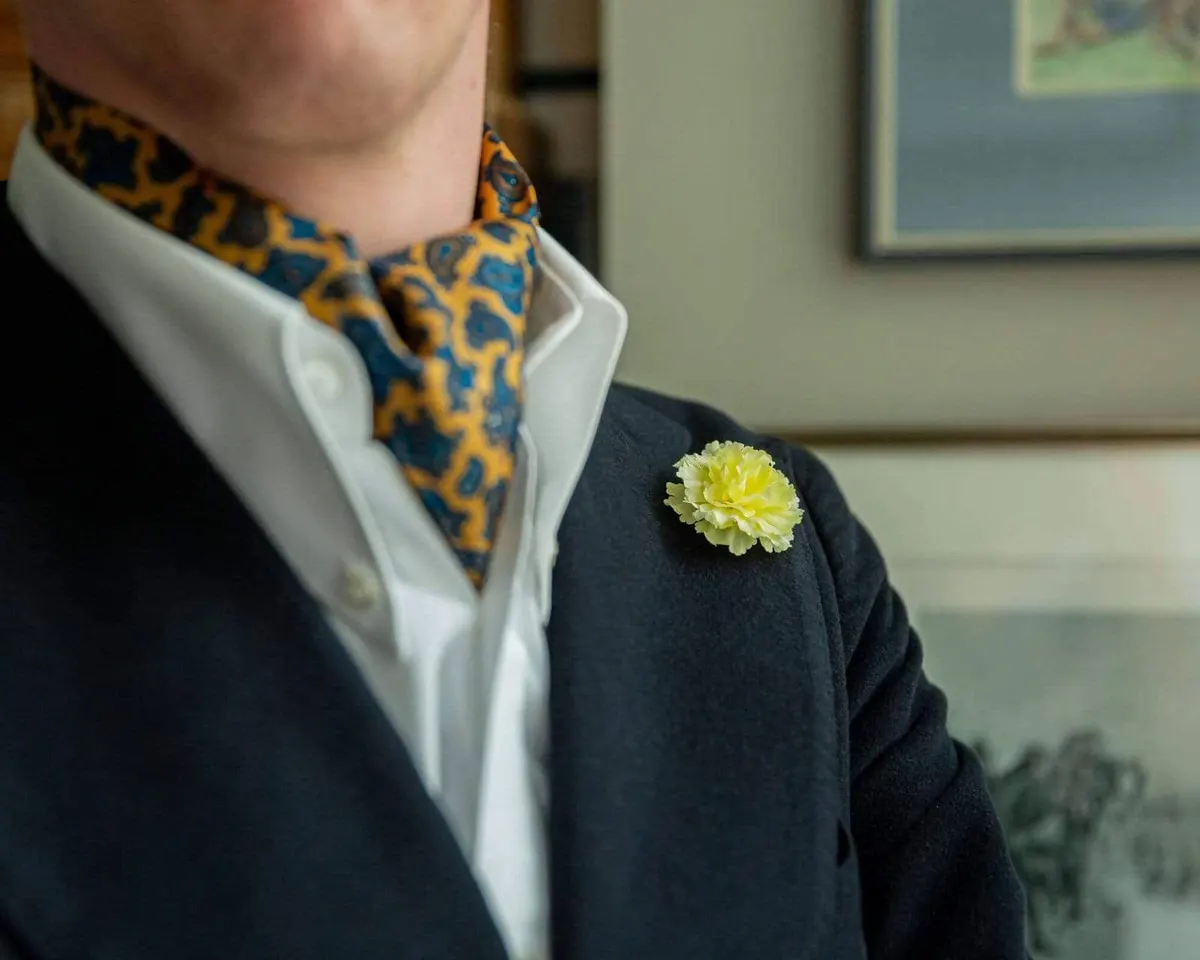 Boutonnière carnation yellow a small (Caryophyllaceae) - view 4