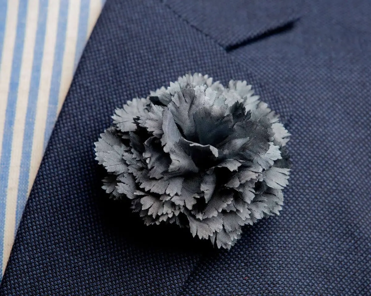 Boutonnière carnation gray b medium (Caryophyllaceae)