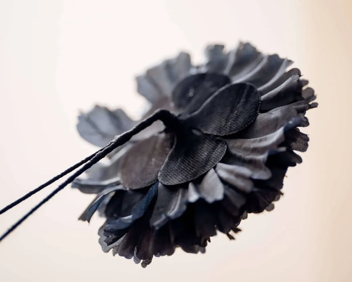 Boutonnière carnation gray c large (Caryophyllaceae) - view 3