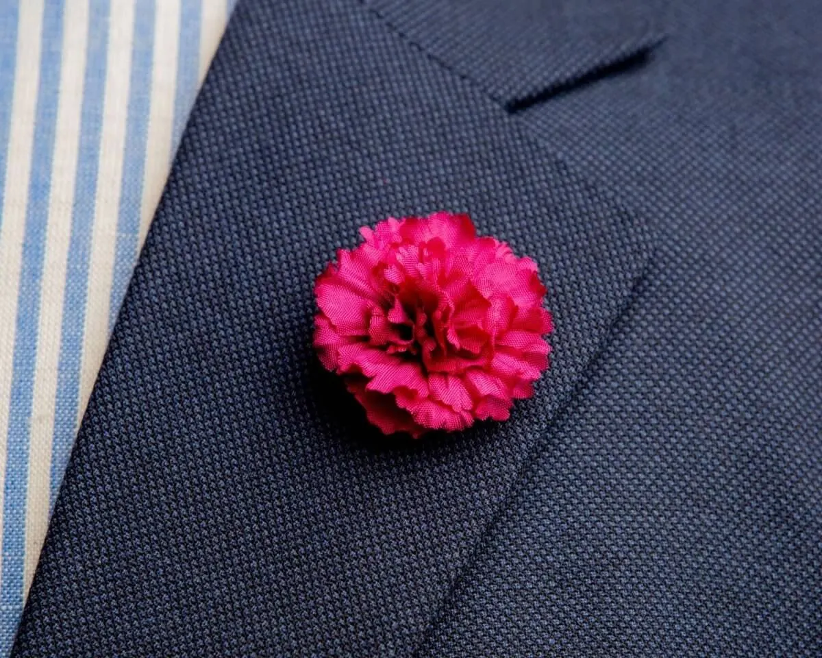 Boutonnière carnation crimson a small (Caryophyllaceae)