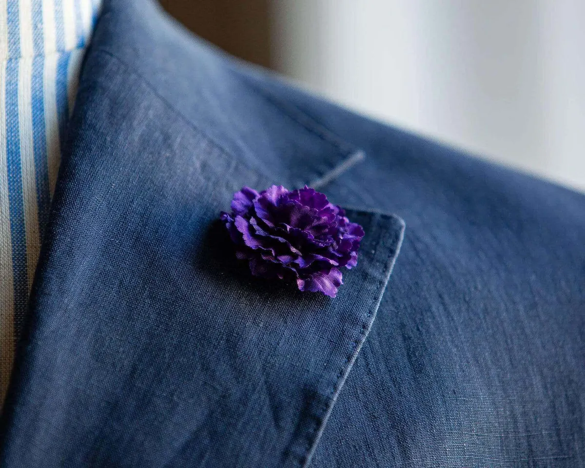 Boutonnière carnation purple a small (Caryophyllaceae) - view 4