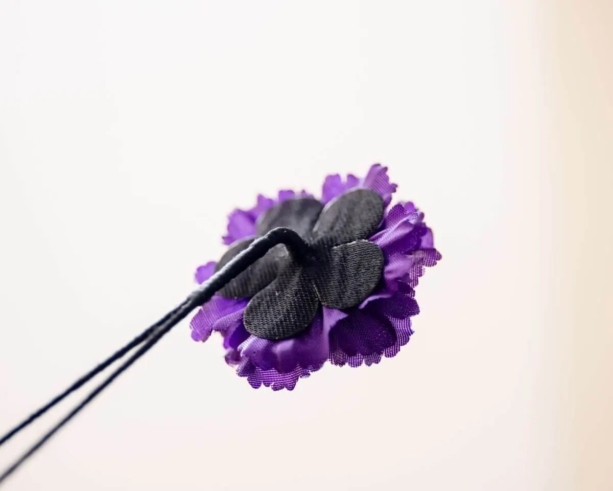 Boutonnière carnation purple a small (Caryophyllaceae) - view 3