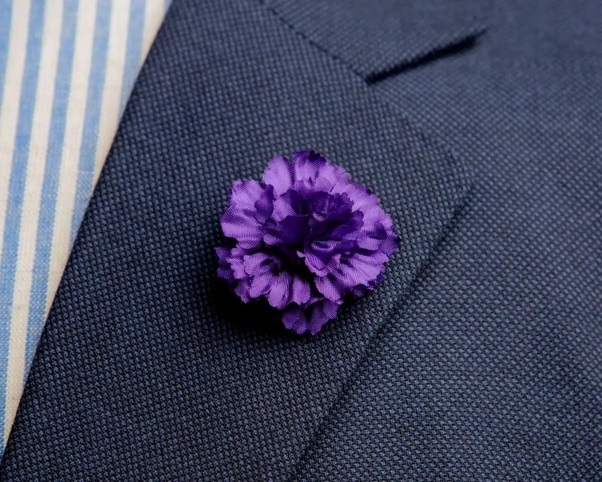 Boutonnière carnation purple a small (Caryophyllaceae)