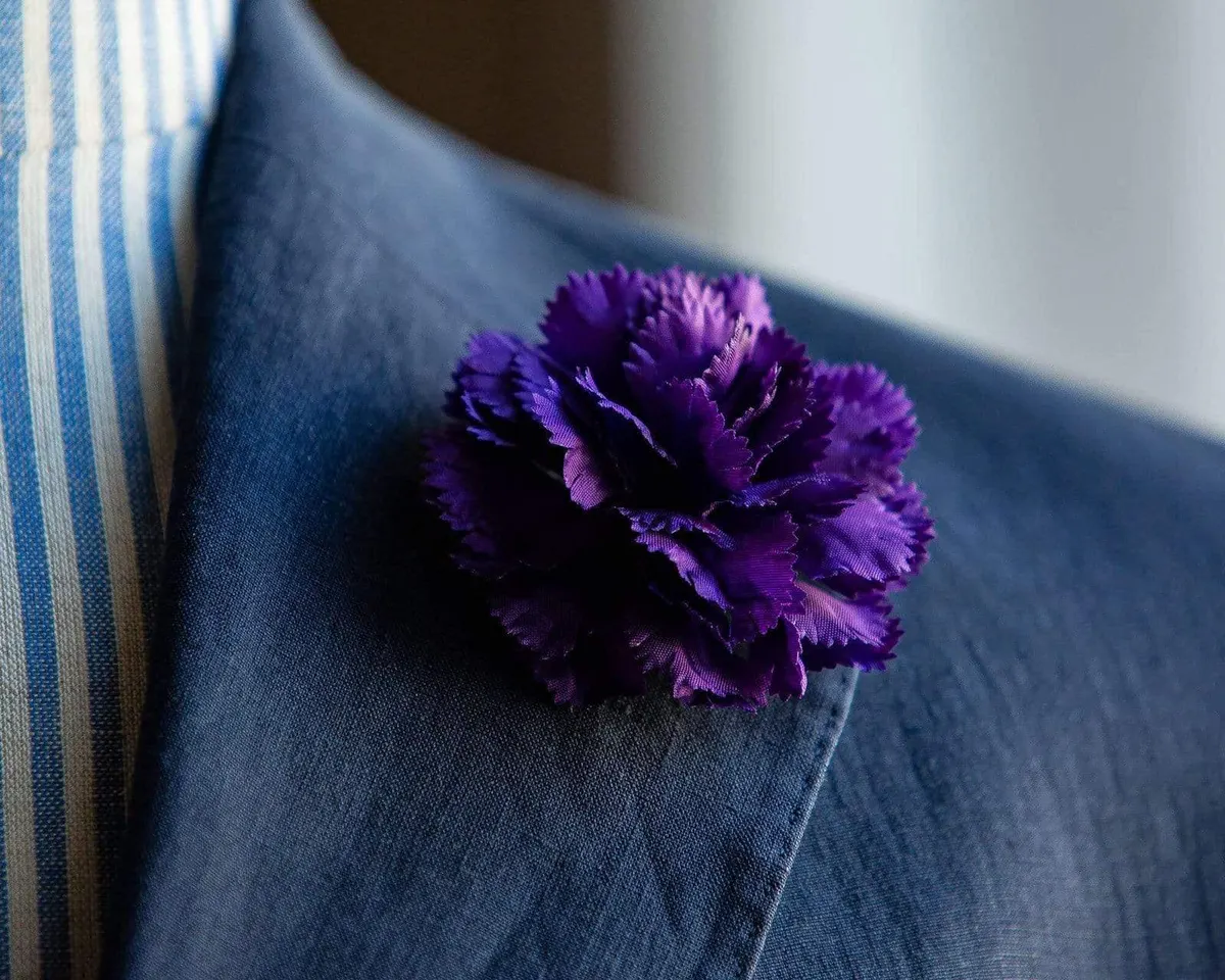 Boutonnière carnation purple b medium (Caryophyllaceae) - view 9