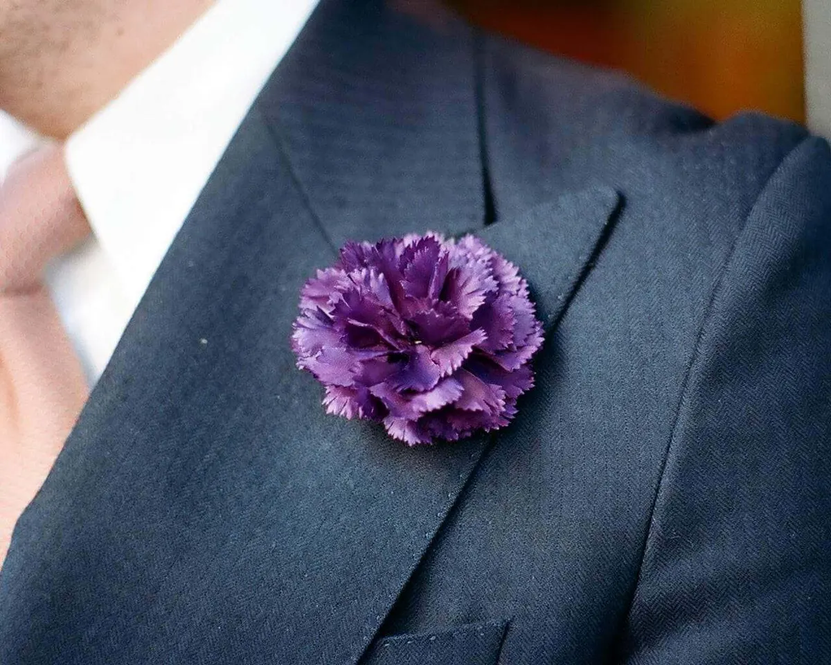 Boutonnière carnation purple b medium (Caryophyllaceae) - view 8