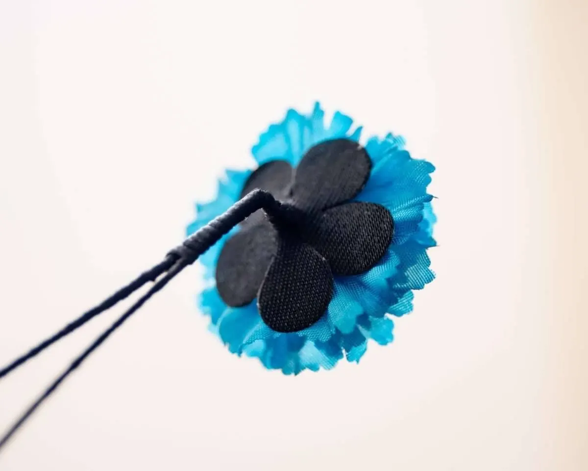 Boutonnière carnation turquoise a small (Caryophyllaceae) - view 3