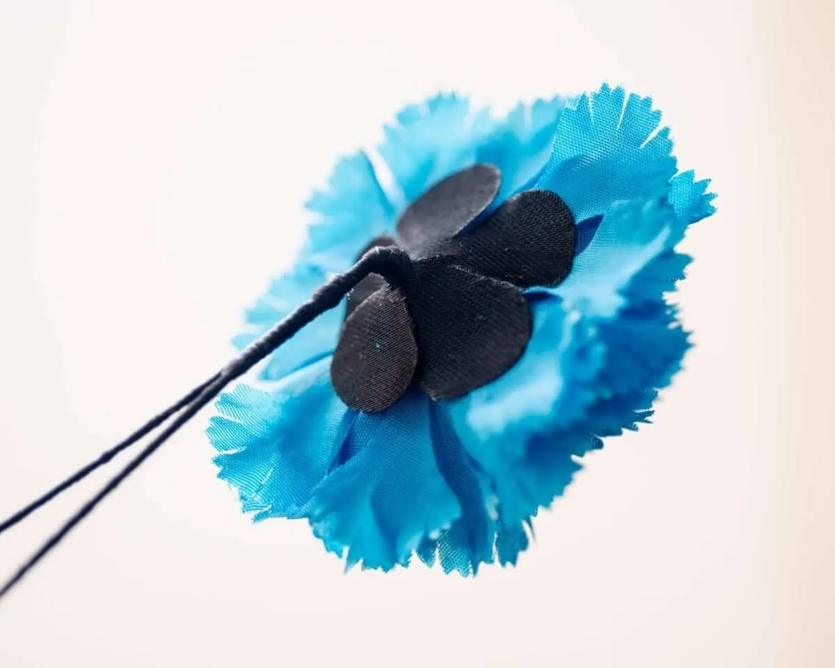 Boutonnière carnation turquoise b medium (Caryophyllaceae) - view 3