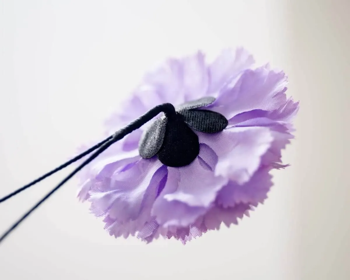 Boutonnière carnation violet b medium (Caryophyllaceae) - view 3