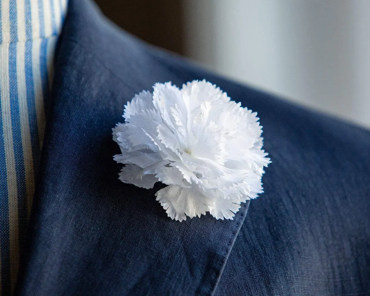 Boutonnière carnation white b medium (Caryophyllaceae) - view 10