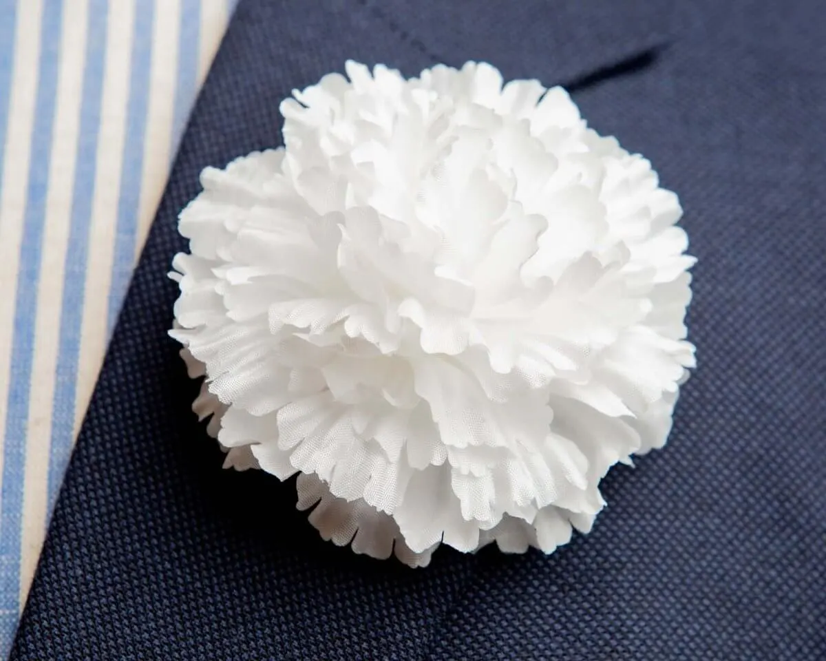 Boutonnière carnation white c large (Caryophyllaceae)