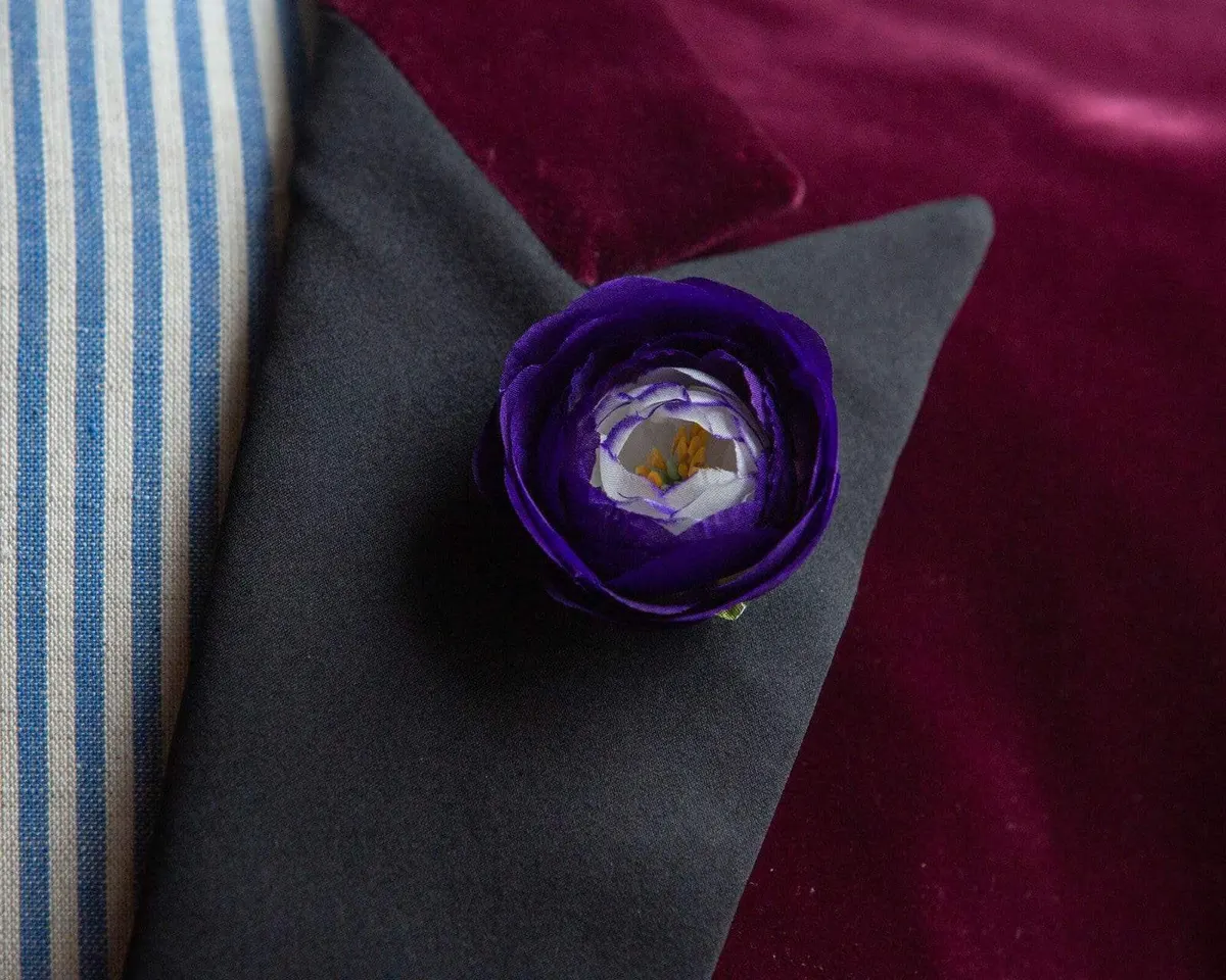 Boutonnière ranunculus violet (Ranunculus) - view 4