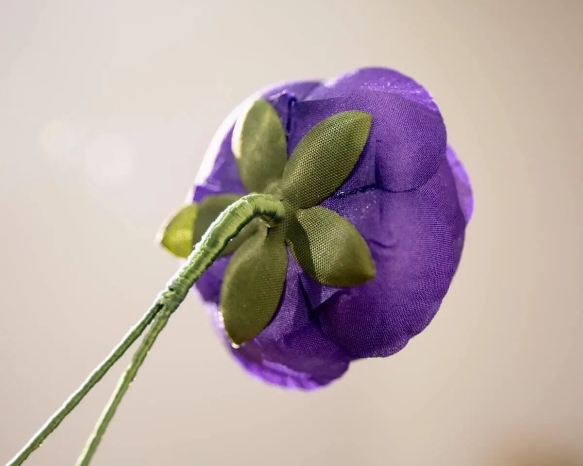 Boutonnière ranunculus violet (Ranunculus) - view 3