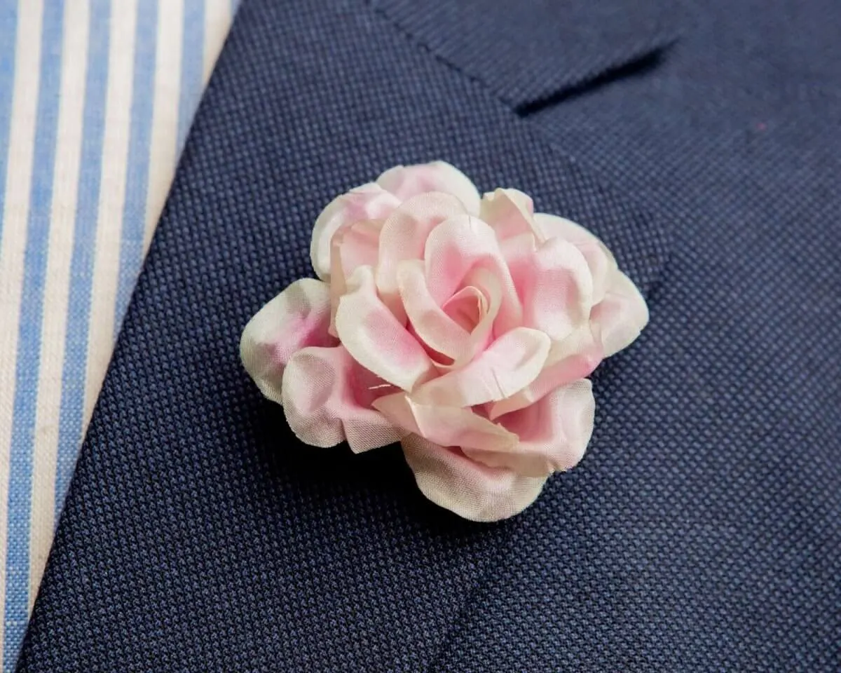 Boutonnière rose powdery pink (Rosa odorata)