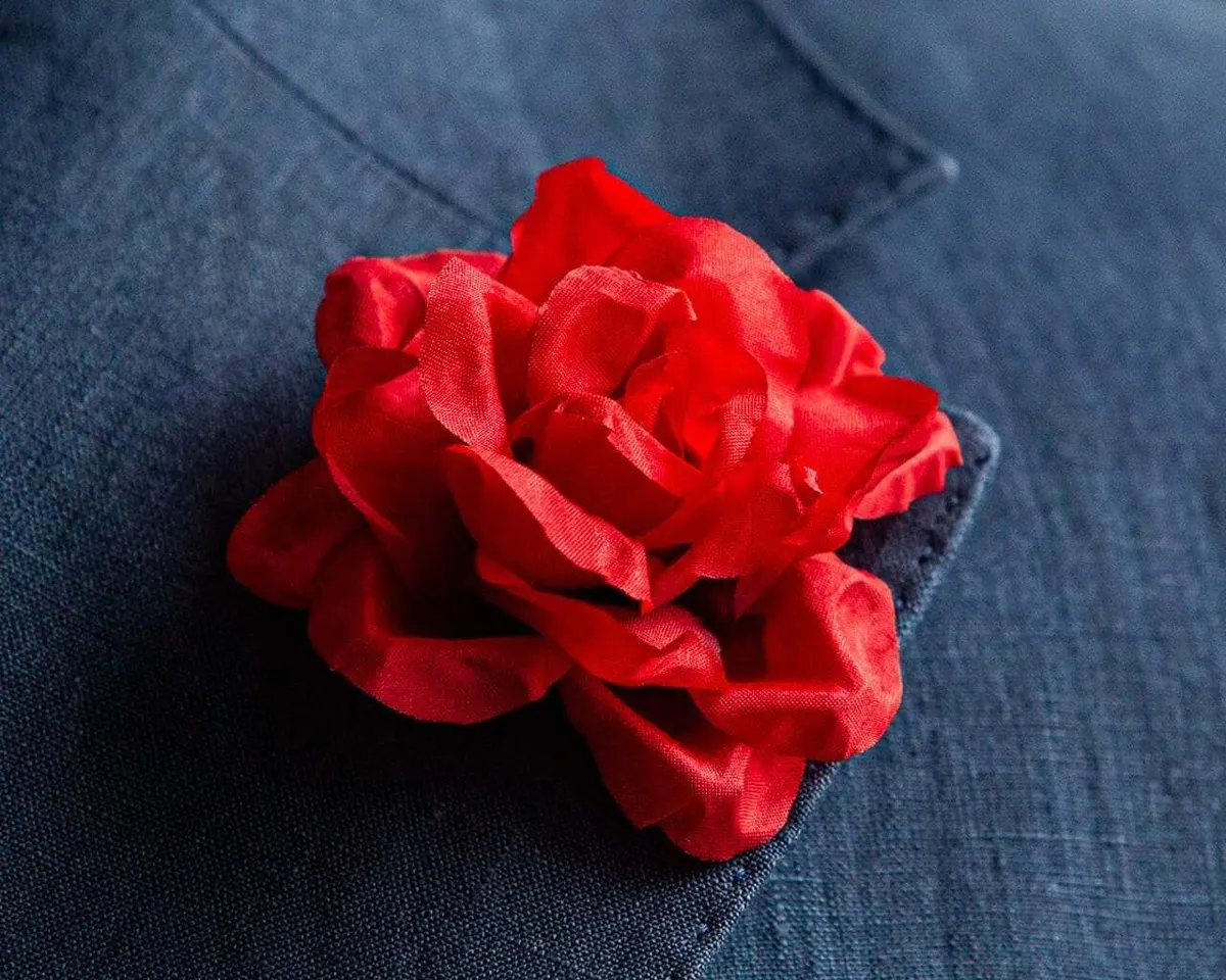 Boutonnière rose red (Rosa odorata) - view 11