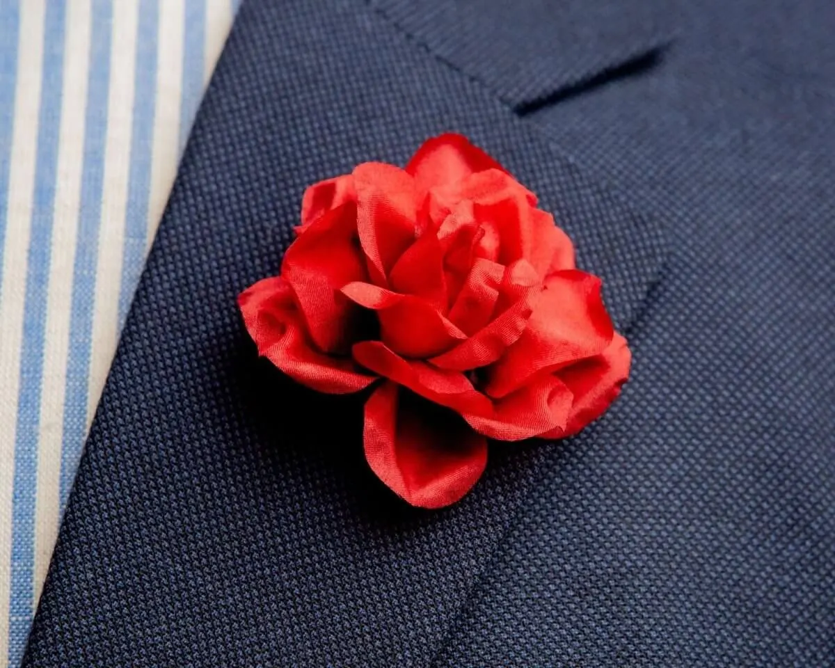 Boutonnière rose red (Rosa odorata)