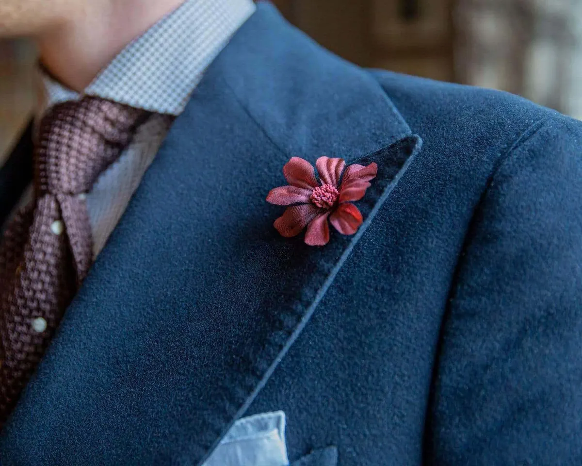 Boutonnière chocolate flower (Cosmos atrosanguineus) - view 5