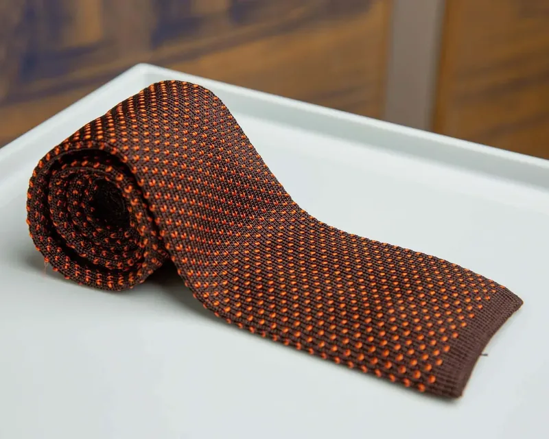 Strickkrawatte Puntino Lontra / Arancio, Titelbild der Themenwelt Carlo Fumeo