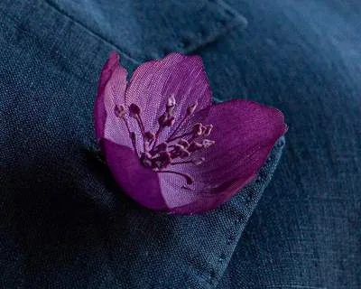 Boutonnière Christrose Violett b (Helleborus niger)