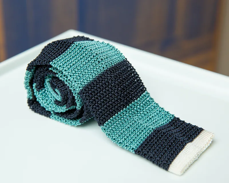 Gestreifte Strickkrawatte in Mint und Marineblau, Titelbild der Themenwelt In Kürze: Strickkrawatten mit Streifen