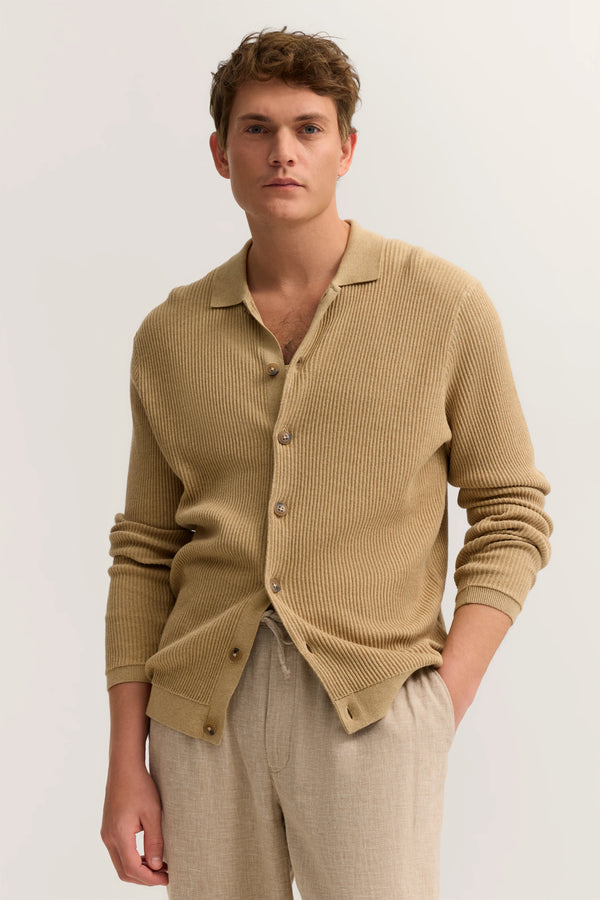 Strickjacke mit Polokragen in moderner Rippenstruktur mit Knopfleiste in beige