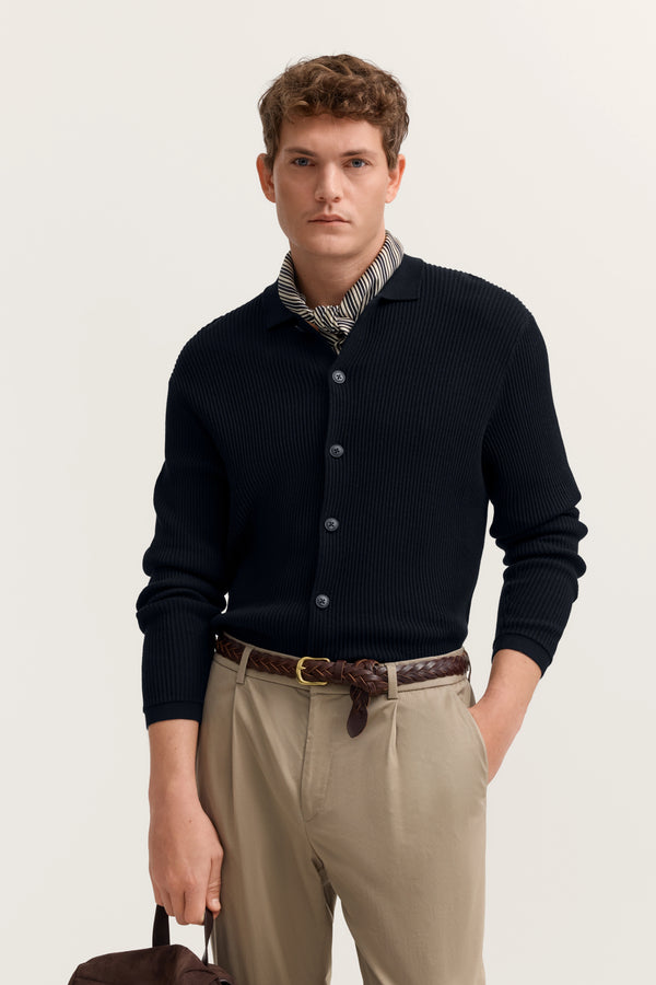Strickjacke mit Polokragen in moderner Rippenstruktur mit Knopfleiste in marine