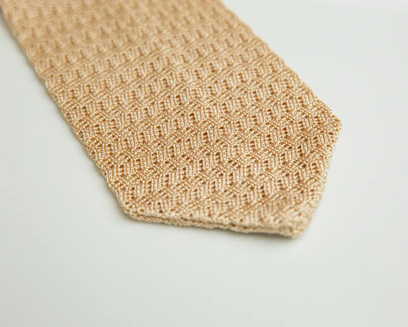 Strickkrawatte in Creme mit Waffelmuster, Titelbild der Themenwelt In Kürze: Strickkrawatten mit Muster