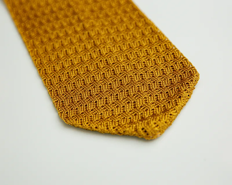 Strickkrawatte in Senfgelb mit Webmuster, Titelbild der Themenwelt In Kürze: Strickkrawatten uni