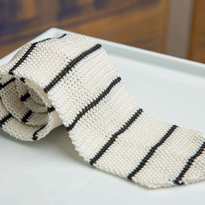 Knitted tie Regiment Marrone / Bianco - representative image, shown here: Knitted tie regiment Bianco / Nero