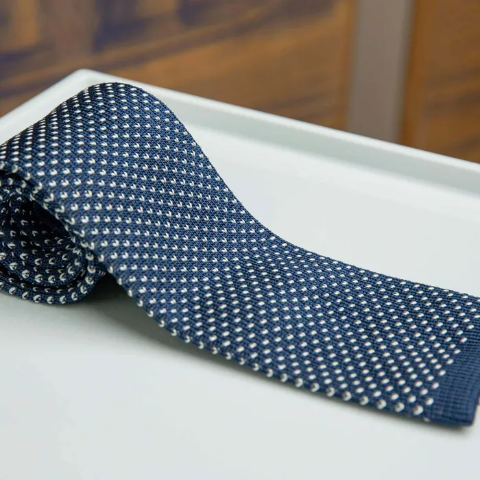 Knited tie Regiment Navy / Rosso - representative image, shown here: Knitted tie Puntino Navy / Bianco